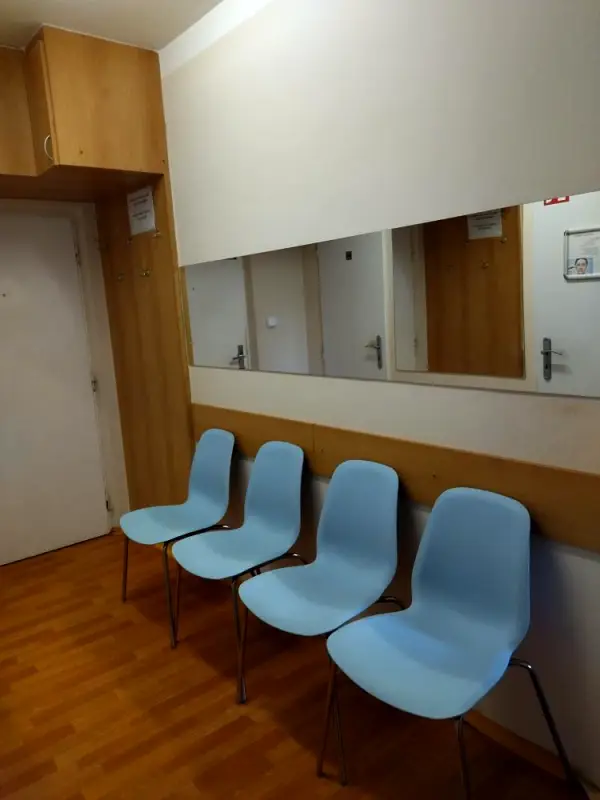 Čekárna oční ordinace Videre v Poliklinice Zárubova se sedacím nábytkem