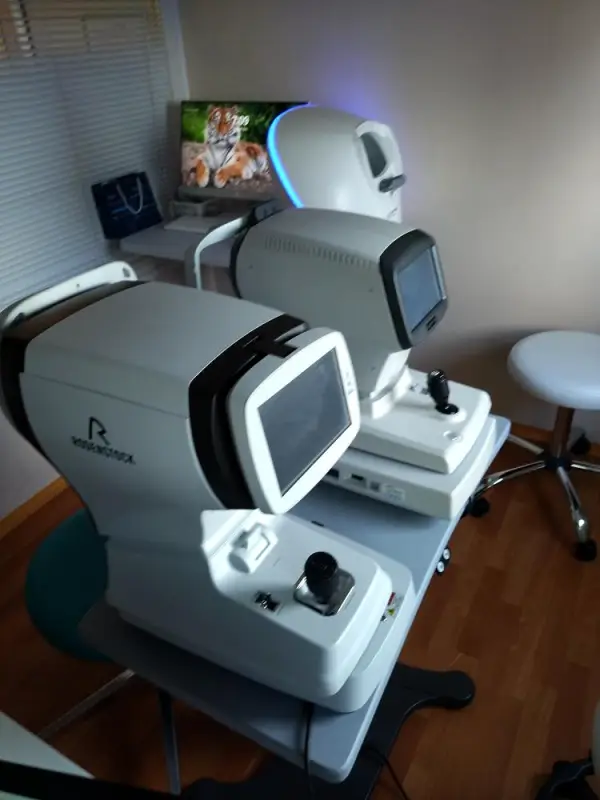Moderní diagnostické přístroje pro bezkontaktní vyšetření oka v oční ordinaci Zárubova