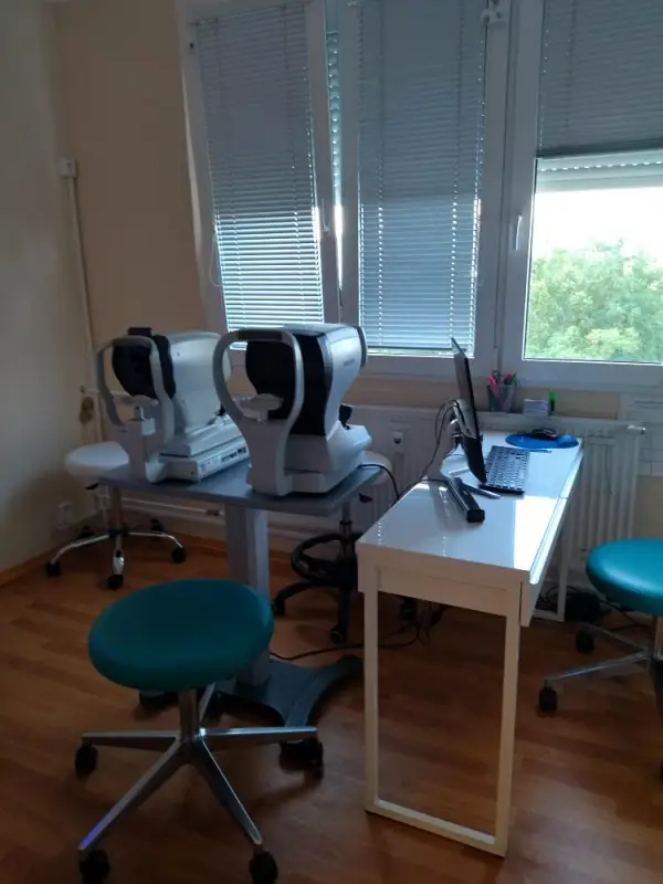 Prosvětlené pracoviště s přístroji pro vyšetření zraku u okna oční ordinace v Praze 4