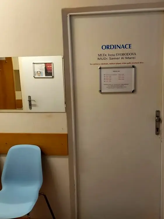 Dveře oční ordinace MUDr. Ireny Svobodové a MUDr. Samera Al Marei v Poliklinice Zárubova