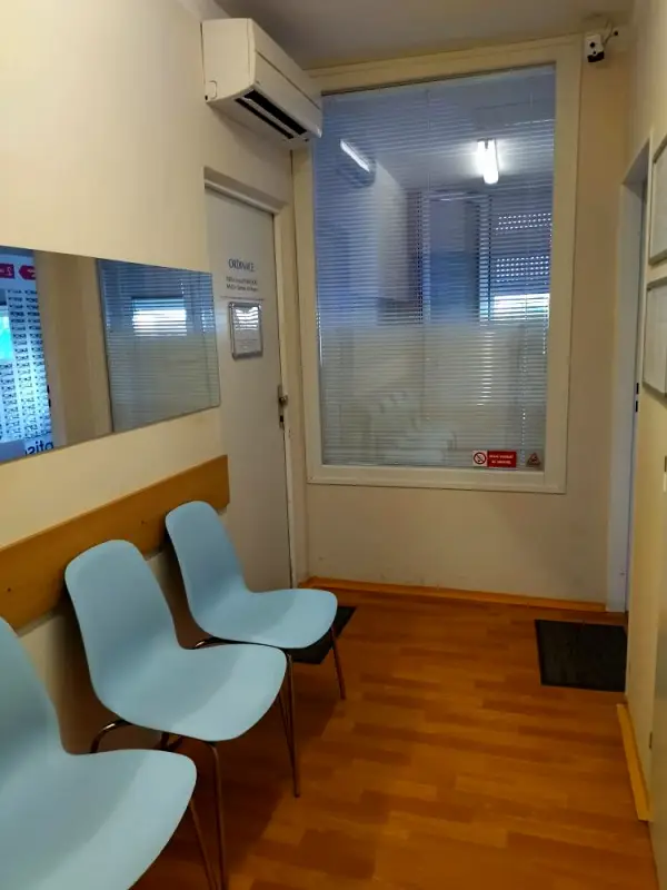 Vstupní prostor a čekárna před oční ordinací v Poliklinice Zárubova