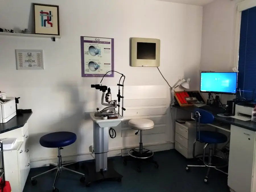 Ordinace oční kliniky Videre v Poliklinice Zárubova se štěrbinovou lampou a pracovištěm lékaře