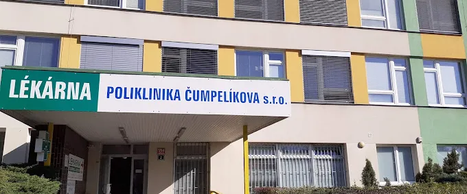 Venkovní pohled na vstup do Polikliniky Čumpelíková v Praze 8, kde sídlí naše oční ordinace