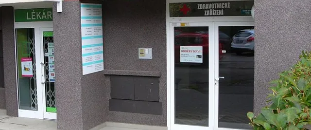 Venkovní pohled na vstup do Polikliniky Zárubova v Praze 4, kde sídlí naše oční ordinace